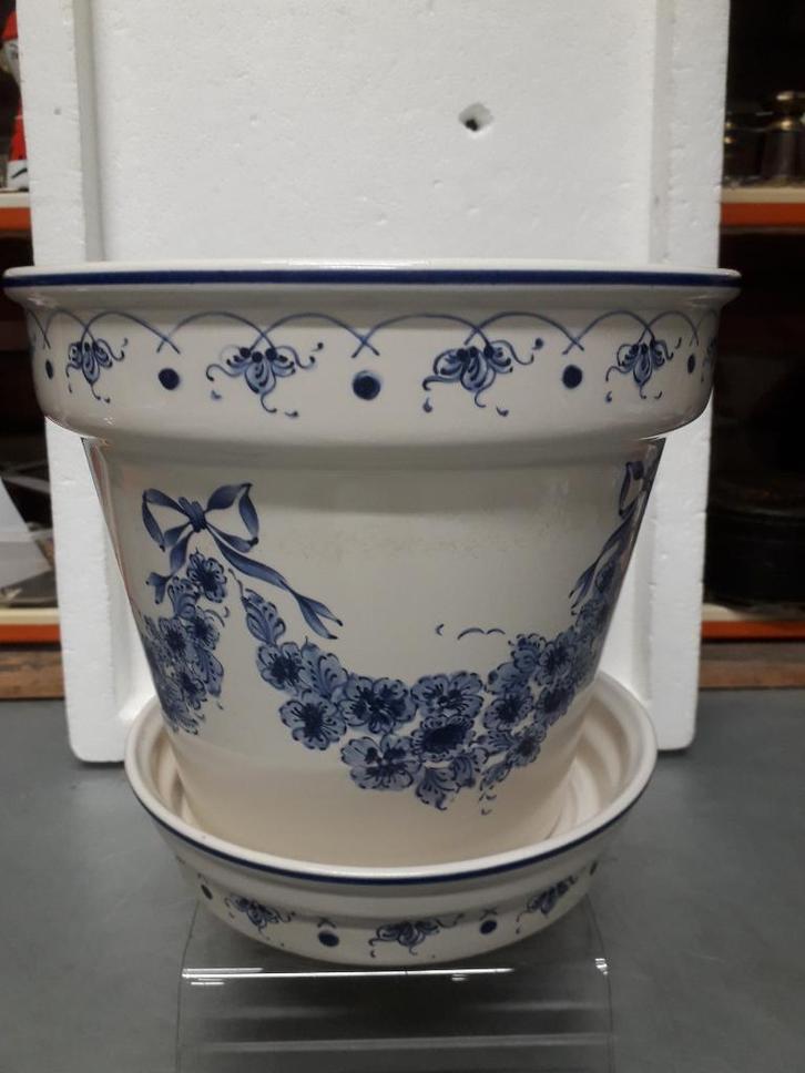 BLAUWE BLOEMPOT + ONDERSCHOTEL SIA COLLECTION BLUE GARLAND, Antiek en Kunst, Antiek | Keramiek en Aardewerk, Ophalen of Verzenden
