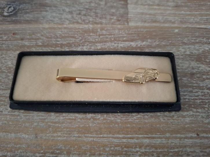 stropdas Dasspeld met sportauto goudkleurig, Kleding | Heren, Stropdassen, Nieuw, Met patroon, Overige kleuren, Ophalen of Verzenden