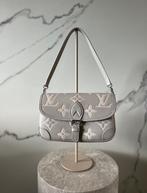 Louis Vuitton Tas Schoudertas Diane Monogram empreinte Brume, Ophalen of Verzenden, Nieuw, Grijs, Handtas