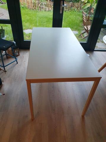 Stevig bureau, 150x75cm beschikbaar voor biedingen