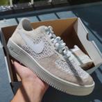 Nike Air Force 1 Flyknit Light Bone - ALLE MATEN!, Kleding | Heren, Schoenen, Wit, Nike, Nieuw, Ophalen of Verzenden