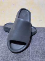 Nieuwe Yeezy slide onyx - sneakers- slippers - maat 40, Slippers, Zwart, Nieuw, Ophalen of Verzenden