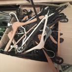 Doos vol kleding hangers, Ophalen