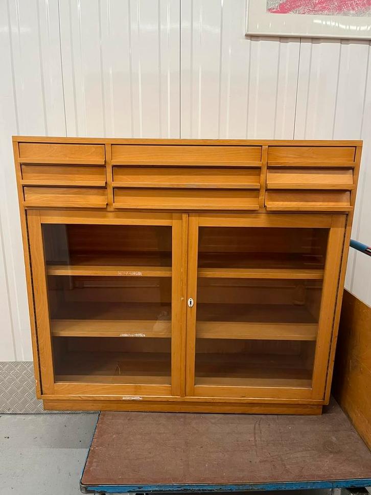 Antieke vitrinekast archiefkast schoolkast vintage retro, Huis en Inrichting, Kasten | Vitrinekasten, Gebruikt, 150 tot 200 cm