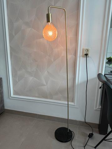 Gouden Staande Lamp met Voetschakelaar beschikbaar voor biedingen