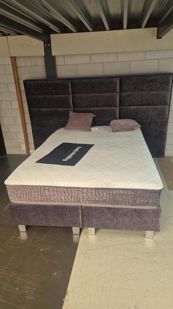 Outlet boxspring va €100 en matrassen laagste prijs va € 25 beschikbaar voor biedingen