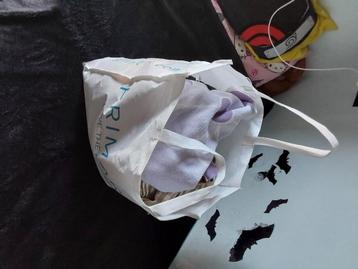 Volle tas (vrouwen) kleding beschikbaar voor biedingen
