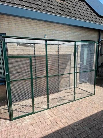 Ruime groene aluminium kattenren met polycarbonaat dakpanele beschikbaar voor biedingen
