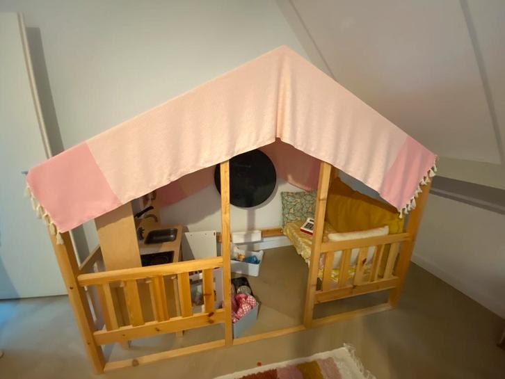 Houten speelhuis met zitje en krijtbord, Kinderen en Baby's, Speelgoed | Poppenhuizen, Zo goed als nieuw, Poppenhuis, Ophalen