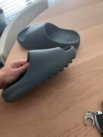 Yeezy slide, Kleding | Dames, Schoenen, Ophalen of Verzenden, Zo goed als nieuw