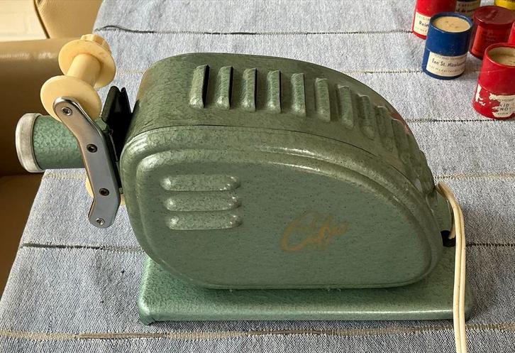 Vintage CBO Filmprojector met origenele Rode Koffer., Audio, Tv en Foto, Diaprojectors, Gebruikt, Ophalen of Verzenden