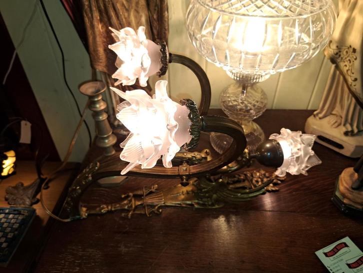 Zeer mooie antieke wandlamp met rooskapjes en een Griffioen, Antiek en Kunst, Antiek | Lampen, Ophalen