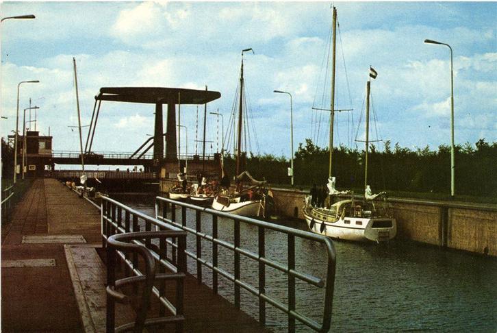 Bruinisse - Sluis - boten auto - 1983 gelopen, Verzamelen, Ansichtkaarten | Nederland, Gelopen, Noord-Brabant, Voor 1920, Ophalen of Verzenden