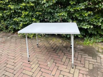 Oerdegelijke campingtafel beschikbaar voor biedingen
