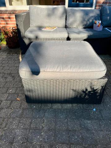 Hocker wicker voor buiten beschikbaar voor biedingen