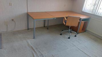 groot hoekbureau + bureaustoel + samas ladenblok. Beuken beschikbaar voor biedingen