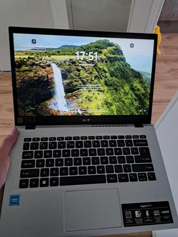 Acer laptop, leuke handige laptop en makkelijk mee te nemen beschikbaar voor biedingen