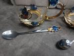2 thee mokken met lepels glas met emaille vlinder roos, Huis en Inrichting, Keuken | Servies, Glas of Glazen, Nieuw, Ophalen of Verzenden