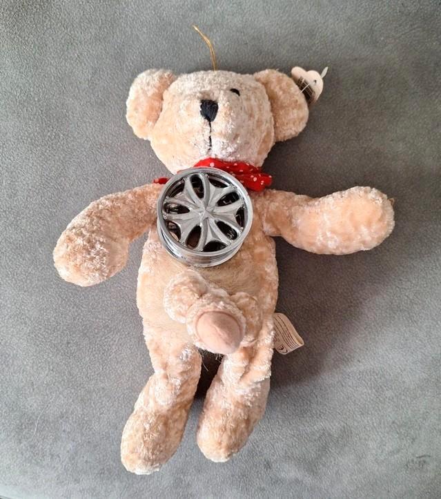 vintage aliki knuffelbeer 23 cm met metalen wielhanger, Verzamelen, Beren en Cherished Teddies, Gebruikt, Stoffen beer, Overige merken