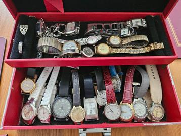 Doosje met 23 horloges diverse stylen beschikbaar voor biedingen