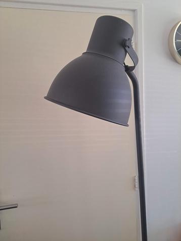 Ikea Hektar staande lamp. Kleur: Grijs. beschikbaar voor biedingen