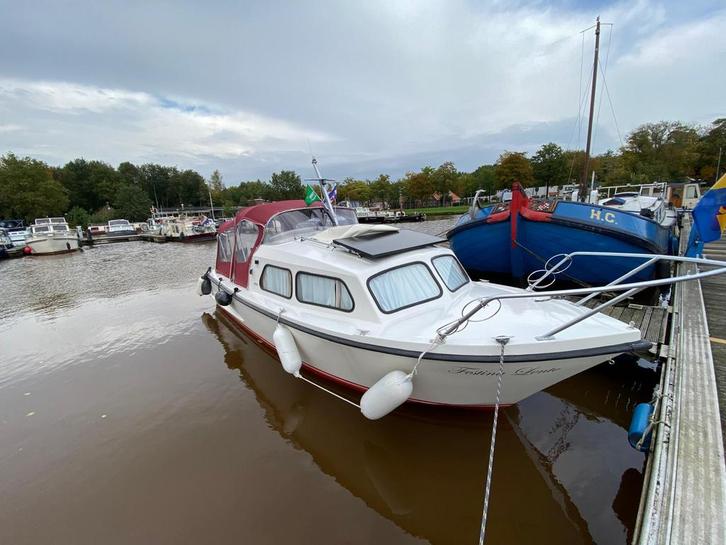 Waterland 700 inclusief trailer, Watersport en Boten, Motorboten en Motorjachten, Zo goed als nieuw, Polyester, 6 tot 9 meter
