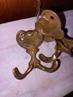 3 oude dubbele messing haken, Gebruikt, Wandhaken, Ophalen of Verzenden, Minder dan 100 cm