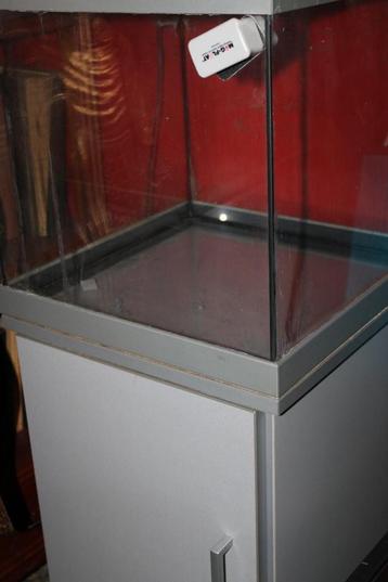 Aquarium met onderstel verlichting en pomp beschikbaar voor biedingen