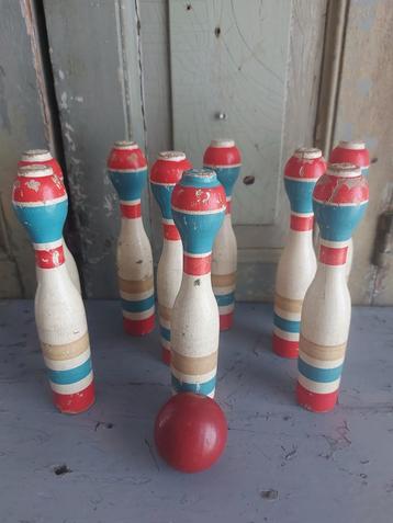 Antiek houten kegel spel,9 kegels en bal beschikbaar voor biedingen