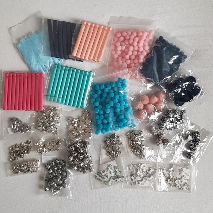 Diverse kralen, glasparels, bedels en kwastjes, Hobby en Vrije tijd, Kralen en Sieraden maken, Zo goed als nieuw, Kraal, Verzenden
