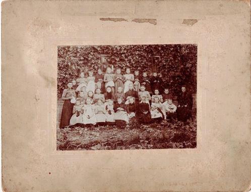 Noordeloos; rond 1900  zien we een groep breiende meisjes, Verzamelen, Foto's en Prenten, Gebruikt, Foto, Klederdracht, Voor 1940