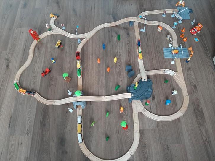 Grote houten treinbaan met bruggen en véél accessoires, Kinderen en Baby's, Speelgoed | Houten speelgoed, Gebruikt, Ophalen of Verzenden