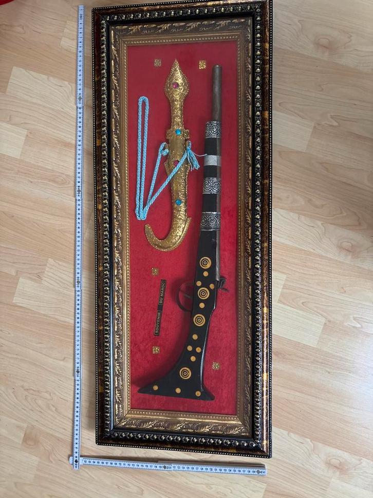 “Souvenir du Maroc”wanddecoratie –Ingelijste dolk en pistool, Antiek en Kunst, Antiek | Woonaccessoires, Ophalen of Verzenden