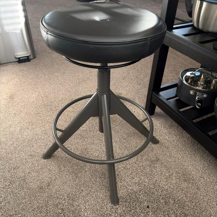 IKEA KULLABERG kruk - Zwart - Uitstekende staat, Huis en Inrichting, Barkrukken, Zo goed als nieuw, 30 tot 60 cm, Hout, Metaal