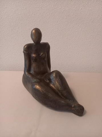 ZITTENDE DAME, beeld, keramiek beschikbaar voor biedingen