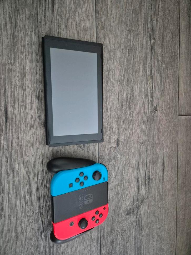 NINTENDO Switch Rood en Blauw, Spelcomputers en Games, Spelcomputers | Nintendo Switch, Zo goed als nieuw, Switch Original, Met 1 controller