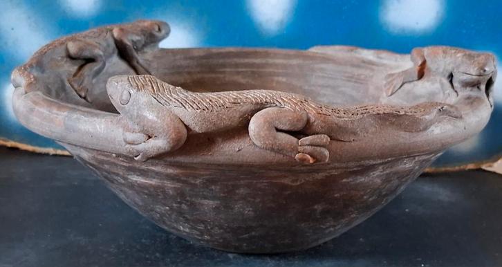 Indonesische Terra-cotta schaal met varanen. 32/13 cm., Huis en Inrichting, Woonaccessoires | Schalen en Manden, Zo goed als nieuw