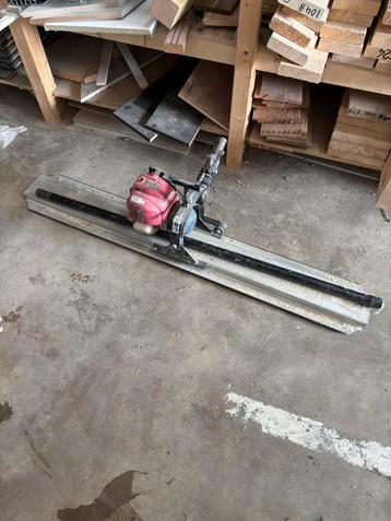 Afwerkspaan / betontrilbalk beschikbaar voor biedingen