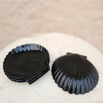 Set van 4 kleine zwarte schelpborden – Arcoroc France beschikbaar voor biedingen