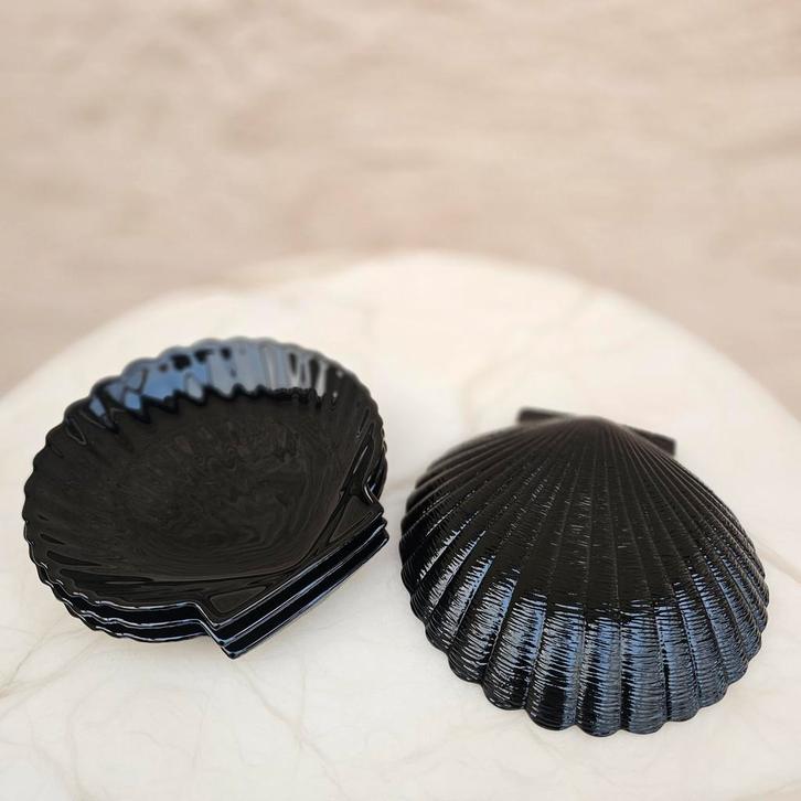 Set van 4 kleine zwarte schelpborden – Arcoroc France, Huis en Inrichting, Keuken | Servies, Zo goed als nieuw, Bord(en), Overige stijlen