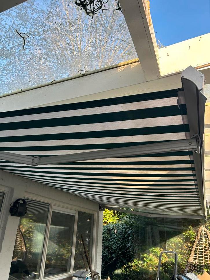 Zonnescherm - Perfect voor terras of balkon 450 cm, Tuin en Terras, Zonneschermen, Gebruikt, Knikarmscherm, 150 tot 300 cm, 250 cm tot 450 cm