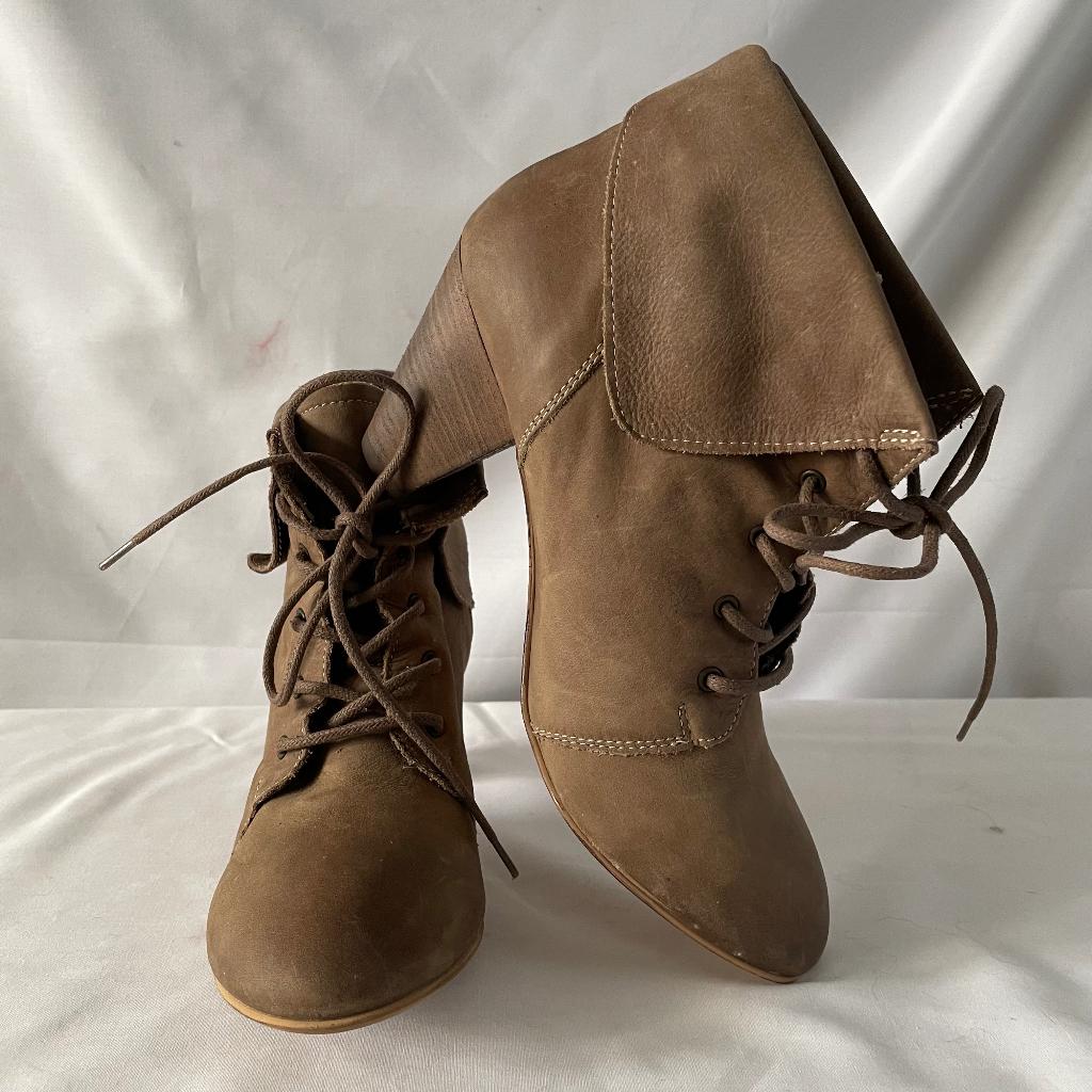 Cellini enkellaarsjes – bruin suede, maat 39, Kleding | Dames, Schoenen, Bruin, Ophalen of Verzenden, Gedragen, Lage of Enkellaarzen