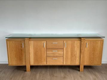 Massief houten dressoir beschikbaar voor biedingen