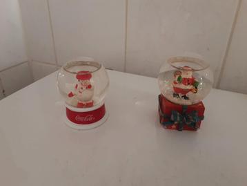 Twee schudbollen sneeuwbollen     kerstman en sneeuwpop beschikbaar voor biedingen