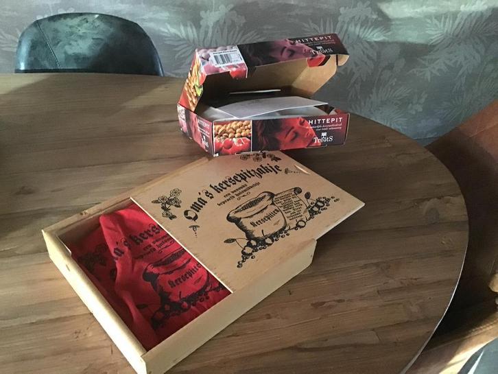 Oma’s kersenpittenzakje in houten kistje, Tickets en Kaartjes, Overige Tickets en Kaartjes, Eén persoon