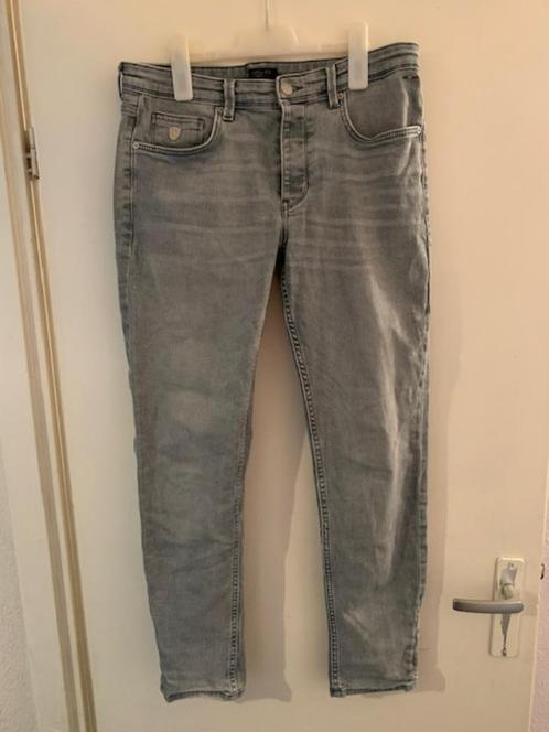 Grijze spijkerbroek van Stangata. Maat 33/32, Kleding | Dames, Broeken en Pantalons, Zo goed als nieuw, Maat 42/44 (L), Grijs