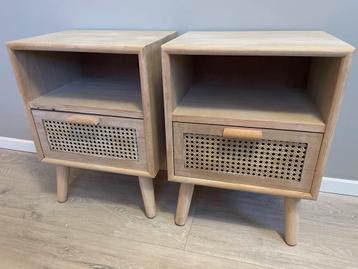 Set van 2 houten nachtkastjes met rotan lade beschikbaar voor biedingen