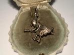 OUD ZILVER BEDEL HANGER, HEKS OP EEN STOK, Sieraden, Tassen en Uiterlijk, Antieke sieraden, Verzenden, Zilver, Hanger