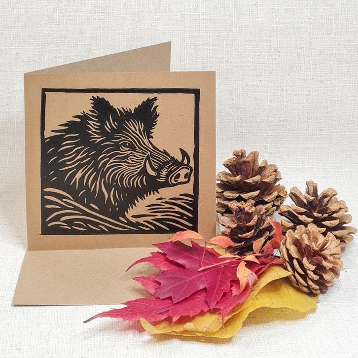 Dubbele kaart met envelop zwijn handgemaakt linosnede 15x15, Diversen, Wenskaarten, Nieuw, Ophalen of Verzenden