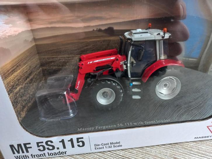 Massey Ferguson 5S.115 Trekker met Voorlader UH, Hobby en Vrije tijd, Modelauto's | 1:32, Nieuw, Tractor of Landbouw, Universal Hobbies